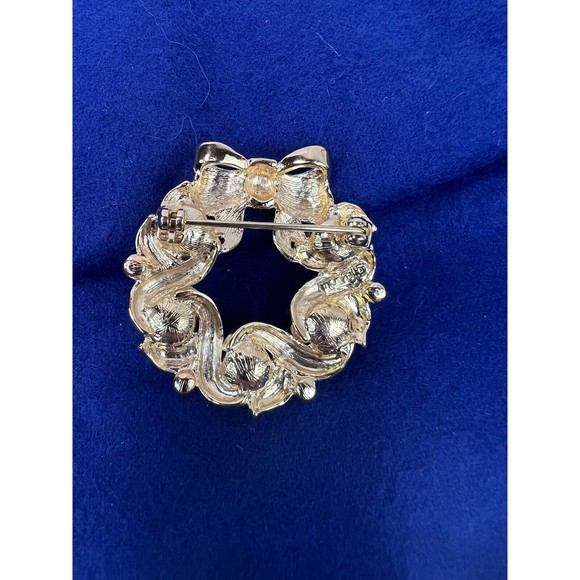 Marvella Brooch Gold Toned Metal Wreath w/Bow Crystals and Faux Pearls Pin W/Box - Picture 4 of 6